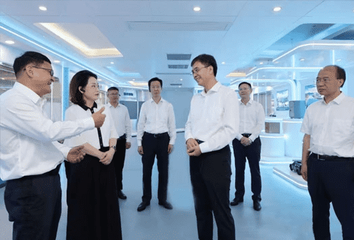 �¸յ����Ǹ��е���ʱǿ���ӿ칹���ִ�����ҵ��ϵ���������л����干ͬ����ʶʾ���������������չ������